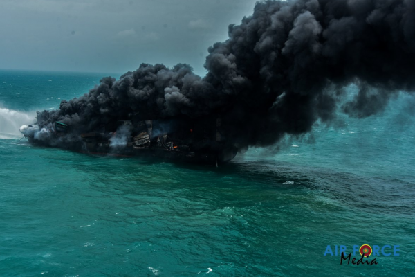 Od tygodnia płonie wypełniony chemikaliami kontenerowiec