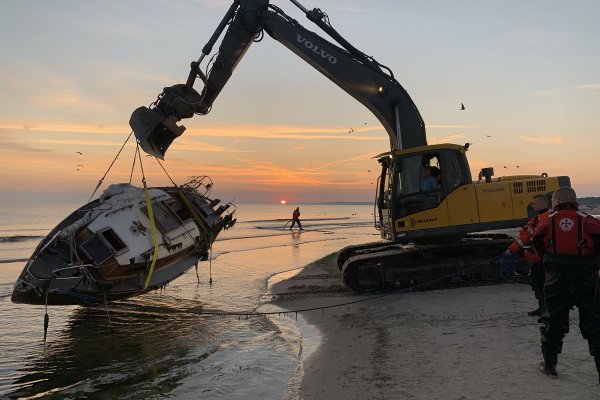 Akcja ściągania jachtu z usteckiej plaży zakończona sukcesem
