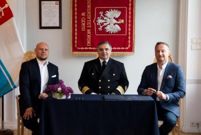 Rektor Uniwersytetu Morskiego w Gdyni prof. dr hab. inż. kpt. ż.w. Adam Weintrit, Prezes Zarządu Morskiej Agencji Gdynia Michał Śmigielski oraz Prezes Zarządu MAG Offshore Paweł Weiner podpisali list intencyjny o współpracy na rzecz rynku Offshore (Fot.: Uniwersytet Morski w Gdyni) List intencyjny o współpracy na rzecz rynku Offshore