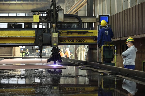 Crist SA: Cięcie stali pod specjalistyczną jednostkę do budowy zatapianego tunelu Fehma...