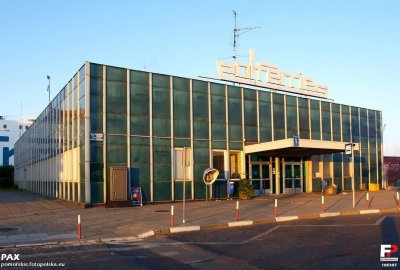 Przeszklony pawilon bazy promowej Polferries przy ulicy Przemysłowej 1 (Fot.: Wikipedia / CC BY-SA 3.0 / fotopolska.eu / PAX) Znika dawna baza Polskiej Żeglugi Bałtyckiej