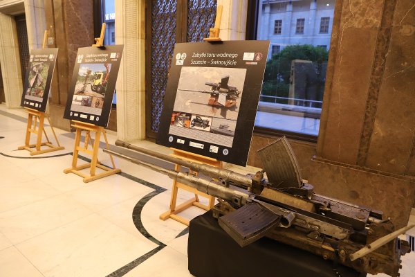 Zabytki z pogłębienia toru wodnego Świnoujście-Szczecin na wystawie w Warszawie