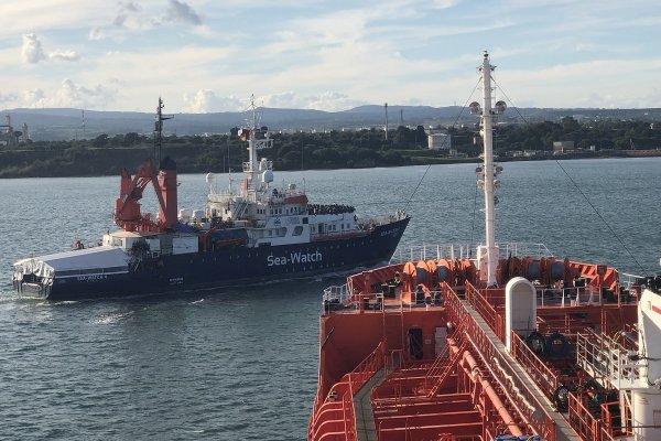 Statek z ponad 460 uratowanymi migrantami płynie w stronę Sycylii