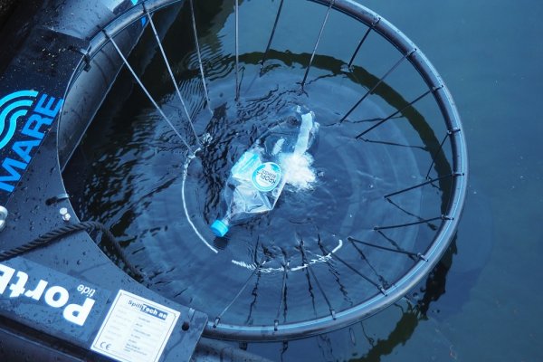 Kolejny morski kosz na polskim wybrzeżu wyłowi śmieci z portu w Pucku