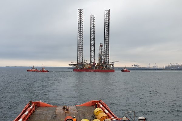 KGP: kontrterroryści ćwiczyli na Bałtyku z wykorzystaniem policyjnego śmigłowca Black H...