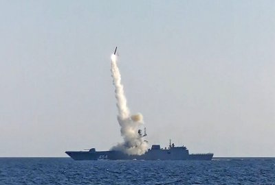 Próbne wystrzelenie rosyjskich rakiet Cyrkon z fregaty i okrętu podwodne...