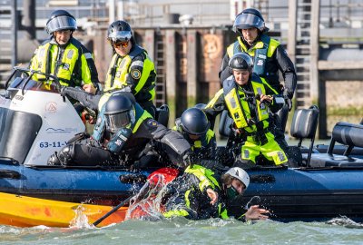 Policja aresztowała aktywistów Greenpeace w Rotterdamie. Fot.: Marten van Dijl / Greenpeace 22 działaczy Greenpeace aresztowanych za blokowanie terminalu Shella w rotterdamskim po...