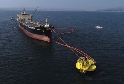 Jedno ze stanowisk przeładunkowych (''Terminal 4'') przeładunkowego terminalu offshore rafinerii La Pampilla w Peru Rozlew ropy w Peru - ''najgorsza katastrofa ekologiczna w ostatnich latach''