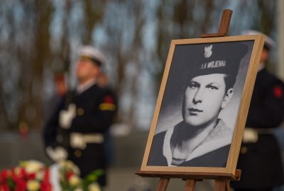 Uroczystości pogrzebowe marynarzy represjonowanych przez komunistyczny aparat bezpieczeństwa Uroczystości pogrzebowe marynarzy represjonowanych przez komunistyczny aparat bezpiecze...