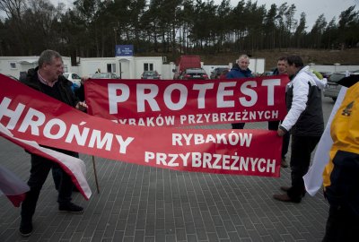 Prawie 100 rybaków weźmie udział w pikiecie, która 7 października planowana jest przed siedzibą przedstawicielstwa Komisji Europejskiej w Warszawie Rybacy morscy jadą do Warszawy pikietować przed siedzibą Komisji Europejskiej
