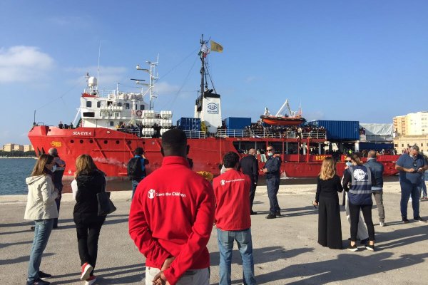 Do portu na Sycylii wpłynął statek z ponad 800 uratowanymi na morzu migrantami