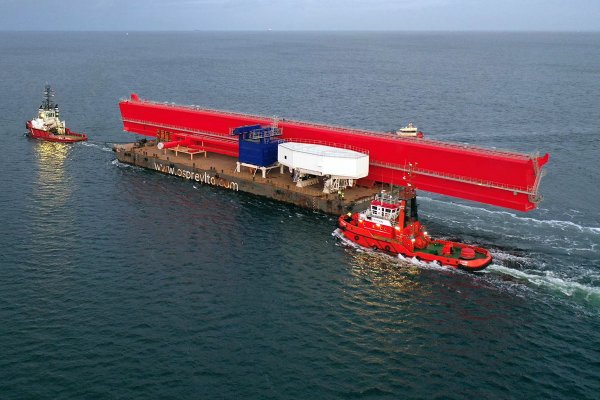 Wielka stoczniowa suwnica Konecranes zbudowana w Trójmieście już w drodze do Francji