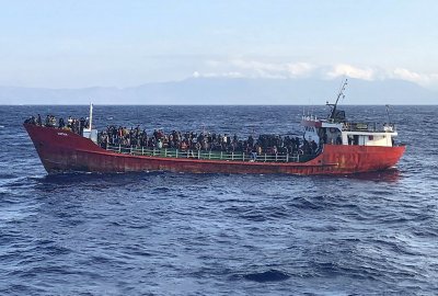 Statek towarowy z migrantami zacumował w porcie na greckiej wyspie Kos