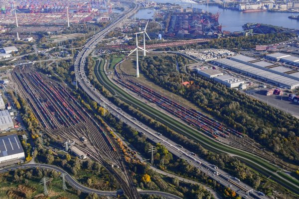 Przeładunki w porcie w Hamburgu w 2021 roku