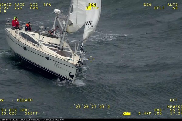 Kapitan wypadł z jachtu. Załoga jest holowana do portu