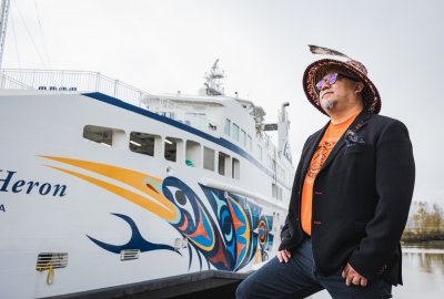 Burty Salish Heron przyozdobiono kolorowymi czaplami autorstwa Maynard Johnny Jr. (Fot.: BC Ferries) Efektowne czaple na burtach promu Salish Heron