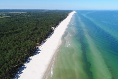 Plaża w Dębkach z lotu ptaka (Fot.: Urząd Morski w Gdyni) Działania Urzędu Morskiego w Gdyni w zakresie ochrony wybrzeża