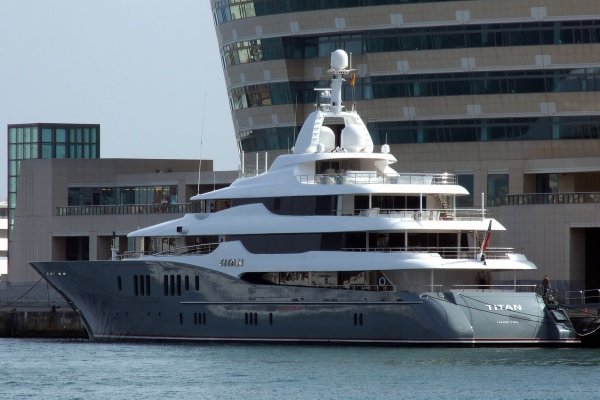 Superjachty rosyjskich oligarchów cumują na Malediwach i w Ligurii
