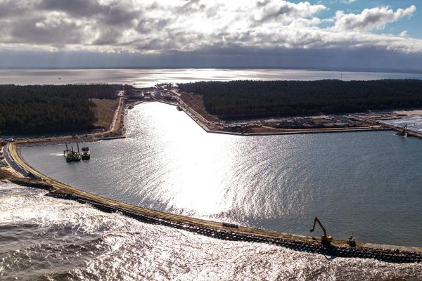 Za 5 miesięcy otwarcie kanału żeglugowego przez Mierzeję; główne prace w śluzie zakończ...