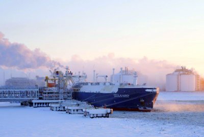 Rosyjski gazowiec podczas załadunku LNG w terminalu Sabetta działającym w ramach projektu Jamał LNG. Fot.: Novatek Mimo inwazji na Ukrainę rosyjski gaz wciąż płynie do Europy