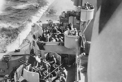 Atak kamikaze (Fot.: Wikipedia) Trzy podmuchy boskiego wiatru