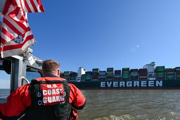 Kapitan Ever Forward oddaje licencję pilota