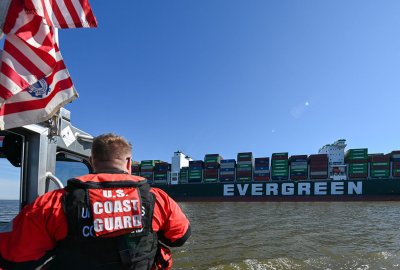 Ever Forward na mieliźnie u wybrzeży Stanów Zjednoczonych (Fot.: US Coast Guard) Kapitan Ever Forward oddaje licencję pilota