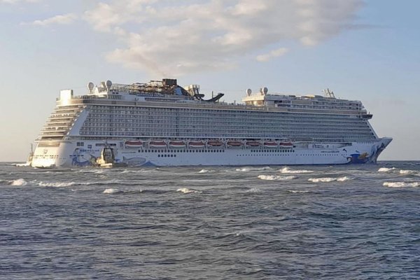 Wycieczkowiec Norwegian Escape na mieliźnie u wybrzeży Dominikany