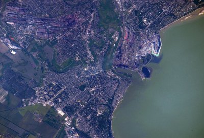 Ukraińskie portowe miasto Mariupol pod zmasowanym rosyjskim ostrzałem