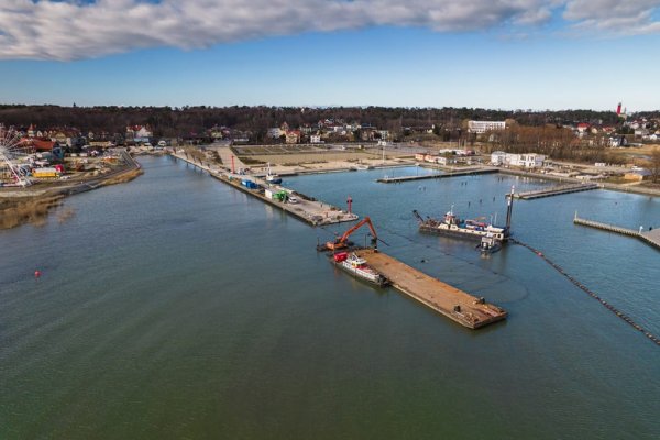 W porcie w Krynicy Morskiej wykonano główny etap konstrukcji grodzy