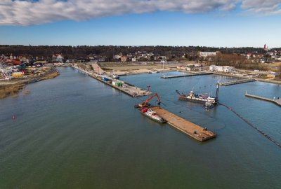 W porcie w Krynicy Morskiej wykonano główny etap konstrukcji grodzy