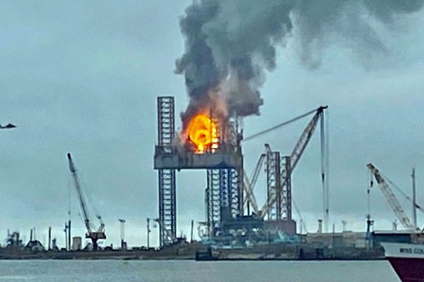 Dziewięciu robotników uratowano z płonącej platformy samopodnośnej w USA