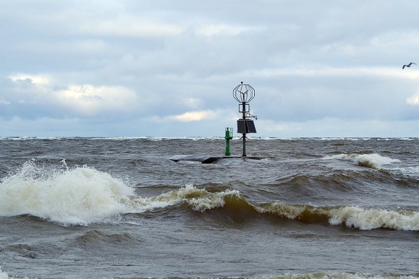 Nad morzem porywy wiatru do 130 km/h