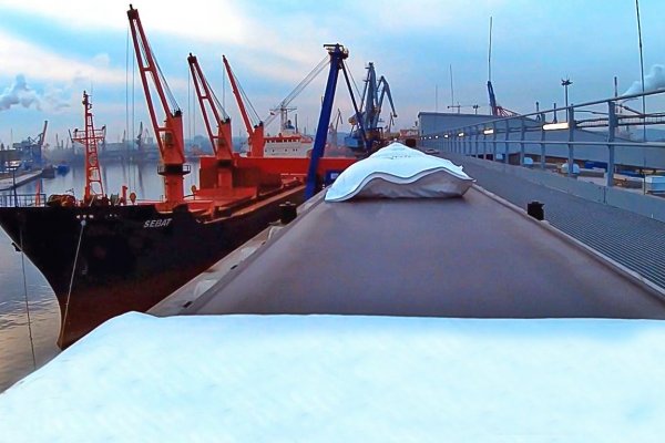 Droga worka cukru z magazynu do ładowni statku, z perspektywy worka, w gdańskim termina...