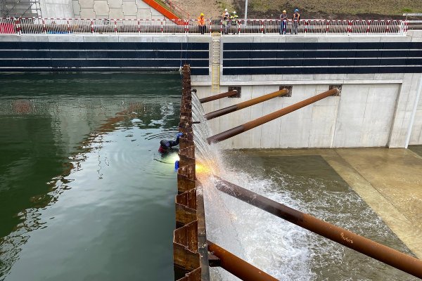 W kanale żeglugowym na Mierzei trwa zalewanie śluzy
