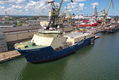 Ile de Molene - statek typu PSV przebudowany na kablowiec