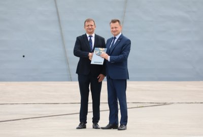 Adam Ruszkowski, prezes zarządu Remontowa Holding i wicepremier Mariusz Błaszczak. Fot.: 8FOW Błaszczak: zatwierdziłem umowę na trzy niszczyciele min Kormoran II dla Marynarki Wojen...