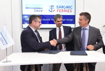 Podpisanie MOU odbyło się podczas targów Posidonia 2022. Za zdjęciu, od lewej do prawej: Ioannis Chiotopoulos, SVP, Regional Manager South East Europe, Middle East & Africa, w DNV Maritime, Joseph Lefakis, partner Saronic Ferries, George Papaioannides, partner Saronic Ferries (Fot.: DNV) Koncepcja promu elektrycznego dla Grecji