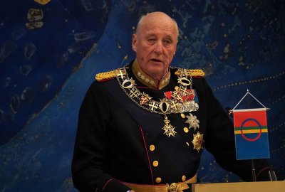 Harald V (Fot.: Wikimedia / Vaino Rensberg / Sametinget / CC BY 2.0) 85-letni król Norwegii weźmie udział w mistrzostwach świata jachtów klasycznych