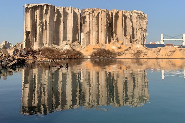 W drugą rocznicę wybuchu w libańskim porcie Bejrut częściowo zawalił się uszkodzony wów...