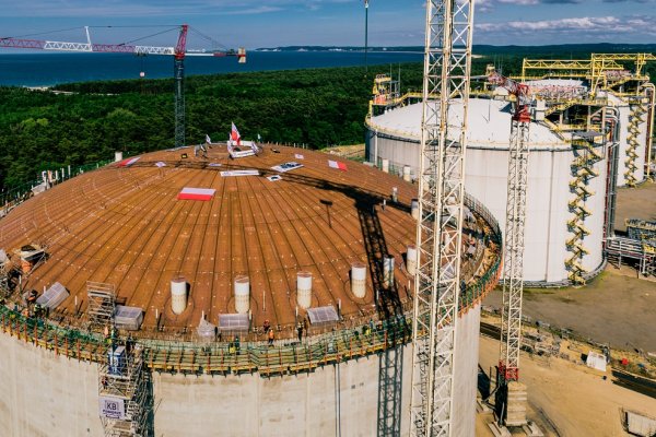 Skrót z betonowania kopuły trzeciego zbiornika w Terminalu LNG