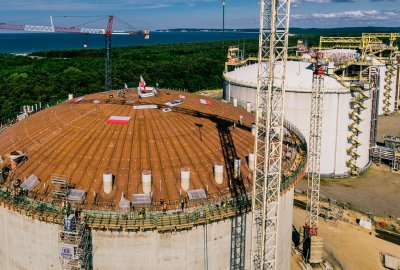 Podniesienie dachu na nowym zbiorniku w Terminalu LNG