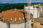 Podniesienie dachu na nowym zbiorniku w Terminalu LNG