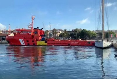 Kolizja w porcie Tarragona Statek ratowniczy zatopił luksusowy jacht w Hiszpanii