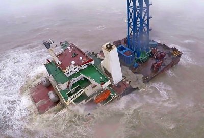 Polskiej budowy statek zatonął po przełamaniu się w tajfunie - 26 zagini...
