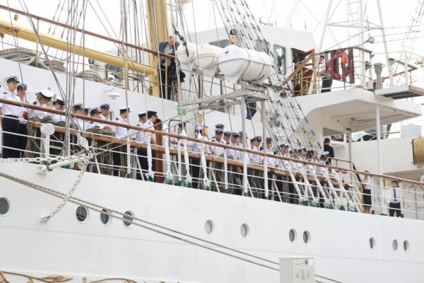 Jubileuszowe podniesienie bandery na Darze Młodzieży