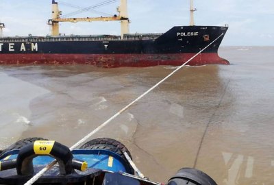 Polesie na mieliźnie przed wejściem do portu w Kolumbii. Fot. jednego z zatrudnionych na holowniku w porcie Barranquilla Polski masowiec na mieliźnie w Kolumbii, szybko uwolniony