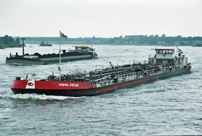 Żegluga na Renie w normalnych warunkach hydrologicznych Niski stan wody na Renie powoduje problemy z ruchem towarowym
