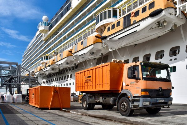 Ustawa o odbiorze odpadów ze statków z podpisem prezydenta
