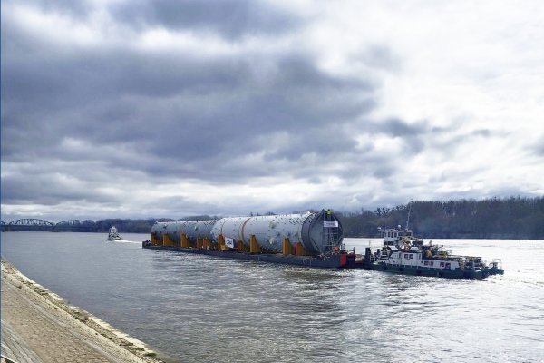 Ważąca ponad 850 ton kolumna dotrze na plac budowy w PKN Orlen - największy transport w...
